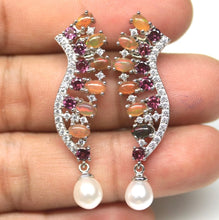 Cargar imagen en el visor de la galería, Aros Largos Ópalo Arcoíris, Rhodolita, Topacio Blanco y Perla de Río.