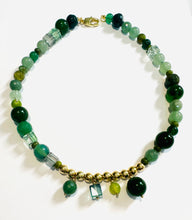 Cargar imagen en el visor de la galería, Collar de Piedras Verdes