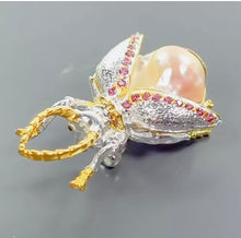 Cargar imagen en el visor de la galería, Prendedor Insecto Perla Barroca y Rhodolita