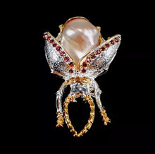 Cargar imagen en el visor de la galería, Prendedor Insecto Perla Barroca y Rhodolita
