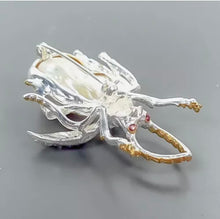 Cargar imagen en el visor de la galería, Prendedor Insecto Topacio Blanco