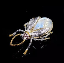 Cargar imagen en el visor de la galería, Insecto Piedra Luna