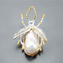 Cargar imagen en el visor de la galería, Prendedor Insecto Topacio Blanco