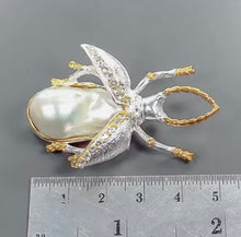 Cargar imagen en el visor de la galería, Prendedor Insecto Topacio Blanco