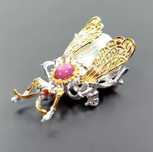 Cargar imagen en el visor de la galería, Prendedor Insecto Perla Barroca y Rubí
