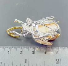 Cargar imagen en el visor de la galería, Prendedor Insecto Perla Barroca y Rhodolita