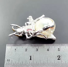 Cargar imagen en el visor de la galería, Prendedor Insecto Perla Barroca y Rubí