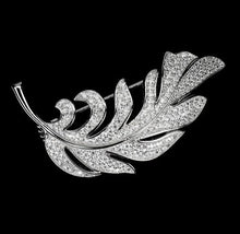 Cargar imagen en el visor de la galería, Prendedor Hoja Topacio Blanco