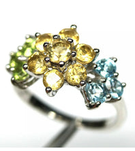 Cargar imagen en el visor de la galería, Anillo Tri Flor Citrino, Peridoto y Topacio Sky Blue / Talla 7 (14)