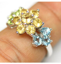 Cargar imagen en el visor de la galería, Anillo Tri Flor Citrino, Peridoto y Topacio Sky Blue / Talla 7 (14)