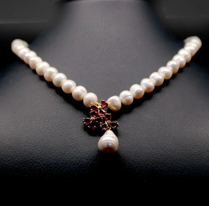 Collar de Perlas de Río y Flores Rhodolita