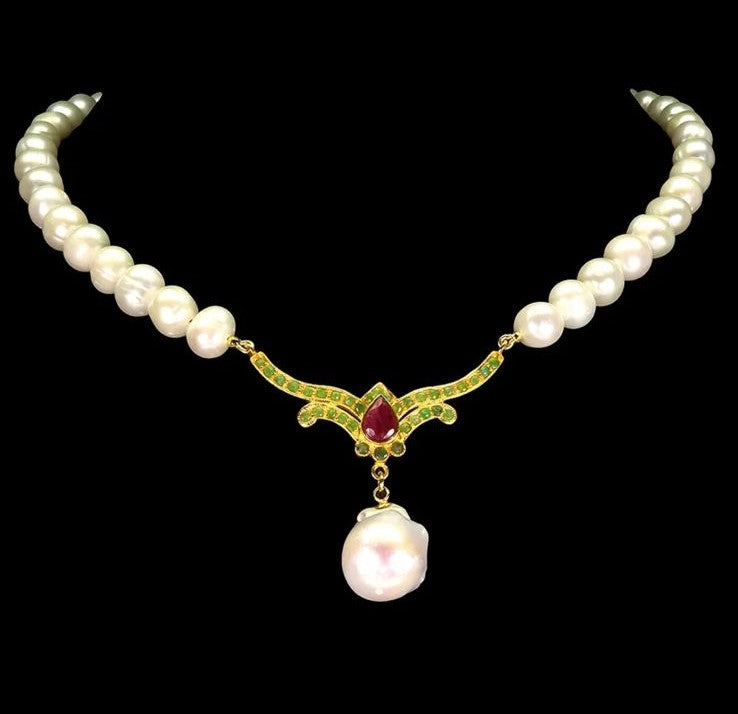 Collar de Perlas con Placa en Esmeralda y Rubí Gold